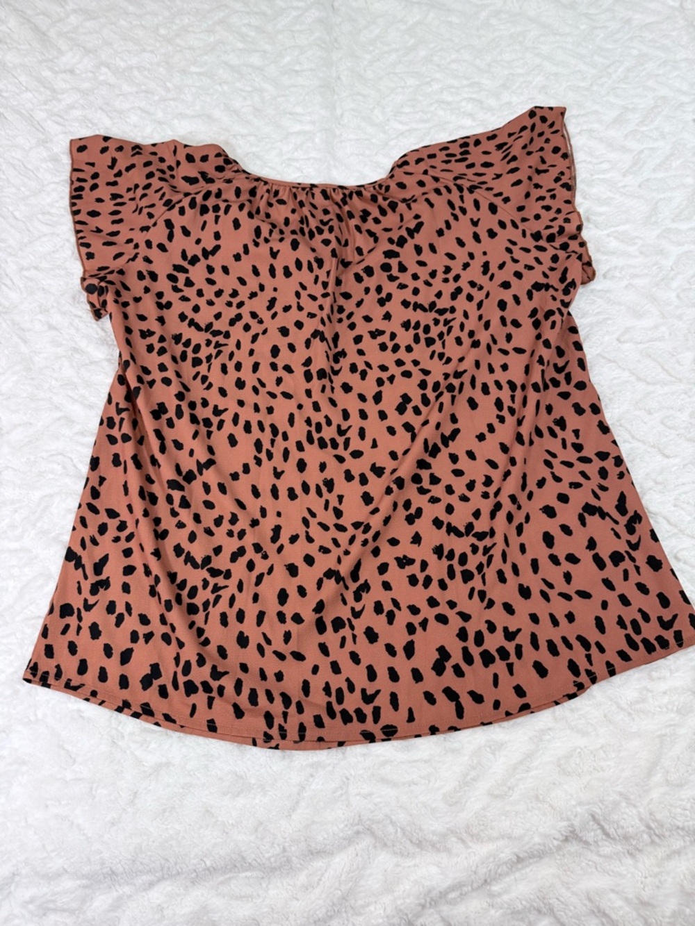 Simple Fun Rust Spot Print Flutter Sleeve Top - Picture 8 of 12